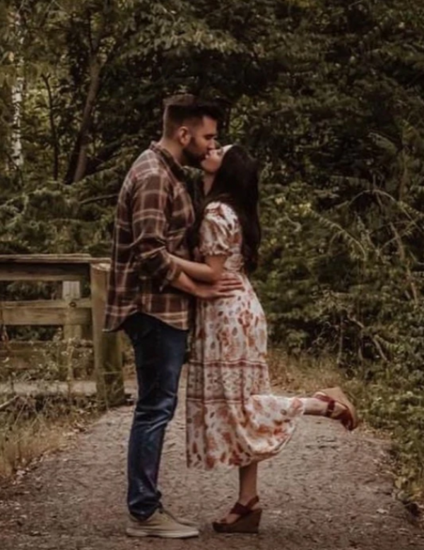 Baju dengan motif floral yang romantis